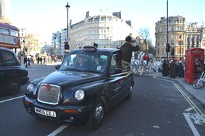 Türk İşadamı ve Eşini, İngiltere Kralı ve Kraliçesi Sandılar