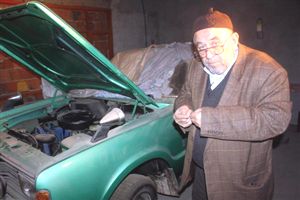 Otomobilini 33 yıldır odada saklıyor