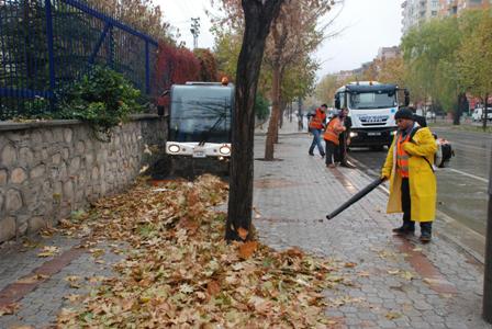 Kaldırımdaki gazeller temizleniyor