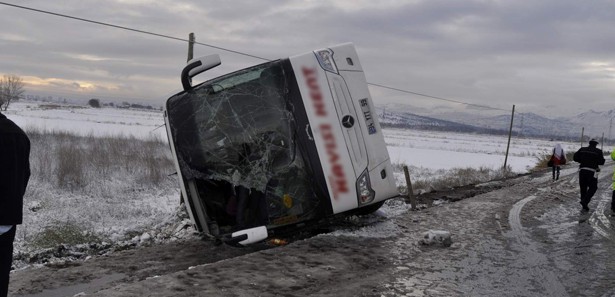 Yolcu otobüsü devrildi: 13 yaralı