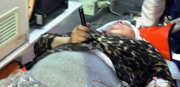 Karnında bıçakla hastaneye getirildi