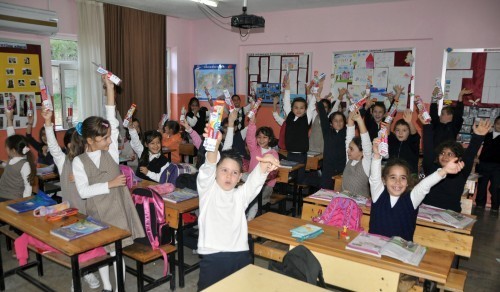 Öğrencilere diş fırçası dağıttılar