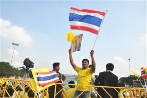 Tayland Kralı, 6 yıl aradan sonra halkını selamladı