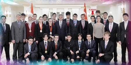 Ödülünü Gül’ün elinden aldı