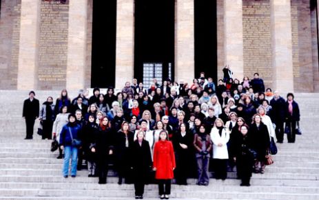 CHP'li kadınlar Anıtkabir'de