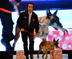 Gümrük personelinin yeni kıyafetine defileli tanıtım