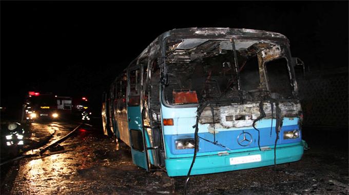 Üniversite servisini yaktılar