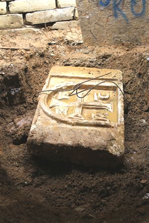 Çalınan kitabe ahırdan çıktı