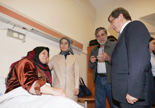 Davutoğlu Gazzeli yaralıları ziyaret etti