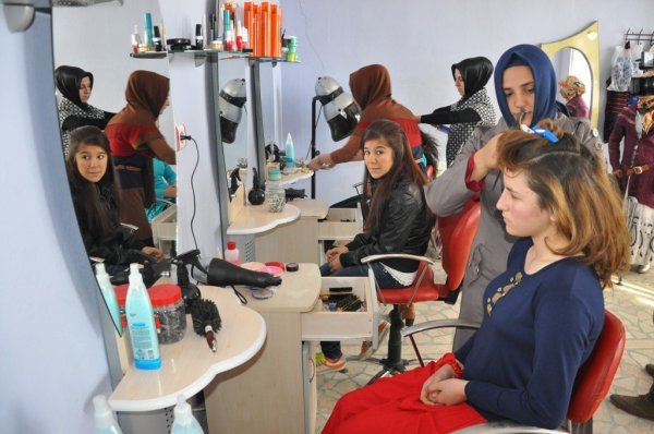 Akşehir HEM'de kuaförlük kursu