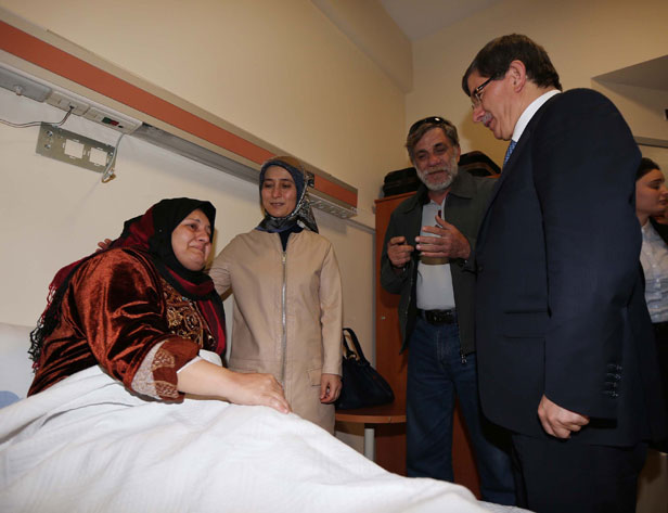 Davutoğlu, Filistinli yaralıları ziyaret etti