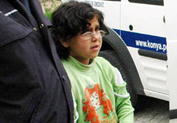 Havuza düşen çocuğu polis kurtardı