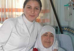 Vakıf Hastanesi'nden annelere gül
