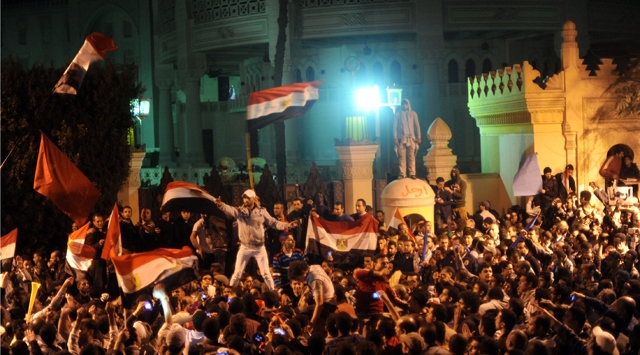 Göstericiler Saray Kapısına Dayandı