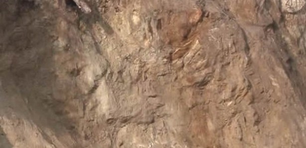 Heyelan kamyonetin üzerine düştü