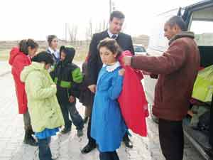 Kabakcı'dan öğrencilere kıyafet yardımı
