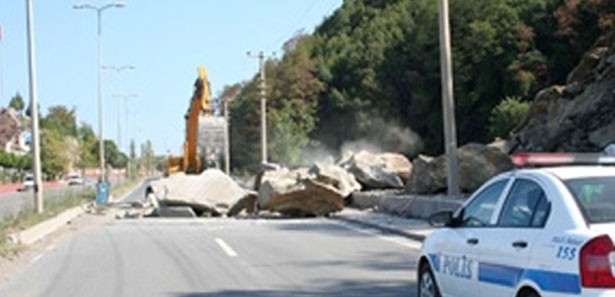 Erzincan-Gümüşhane karayolunda heyelan