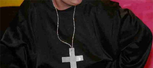 Hükümet rahiplerden özür diledi