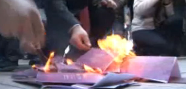 Öğretmenler, evlilik cüzdanlarını yaktı