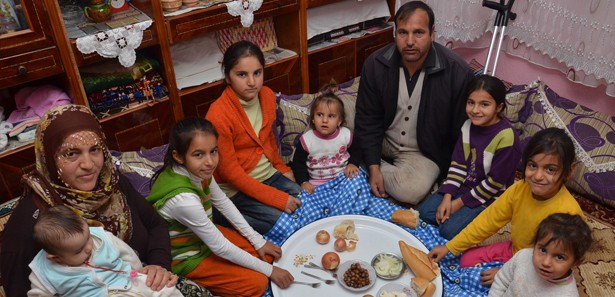 Gecekonduda yaşam, mum ışığında ders