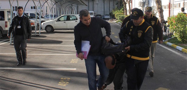 Çaldığı kasanın önünde fotoğraf çekti