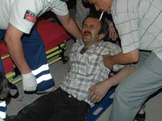 Yolda yürüyen şahısları dövdüler