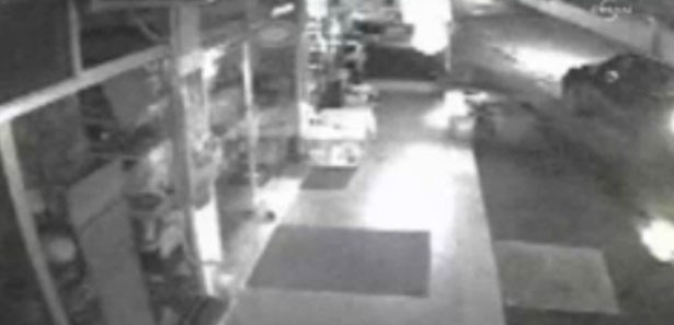 Yüzünü eliyle kapatıp bira şişelerini çaldı