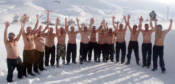 Eksi 10 derecede kar banyosu yaptılar!