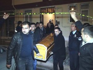 Annesini öldürüp cesedi dolapta sakladı