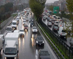 Yağışlı hava İstanbul trafiğini vurdu