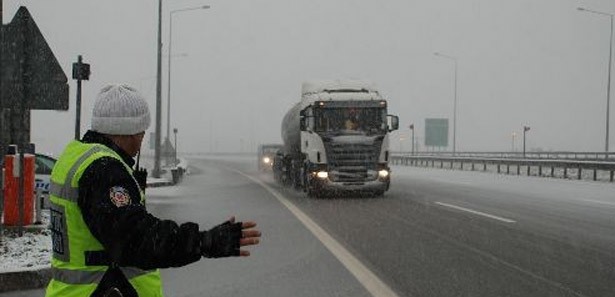 Kar lastiği olmayan Bolu'dan geçemeyecek