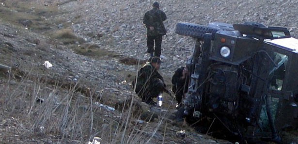 Askeri araç yoldan çıktı: 2 asker yaralı