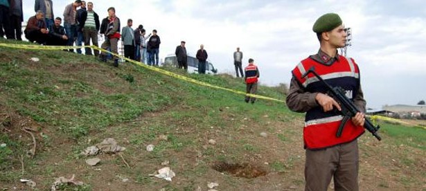 Tarlada ineğin bastığı yerden mezarlık çıktı