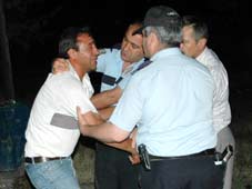 Babasının otomobilini yakmak istedi