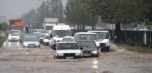 Antalya sokakları göle döndü