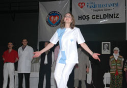 Hastanedeki hemşire sahneye çıktı