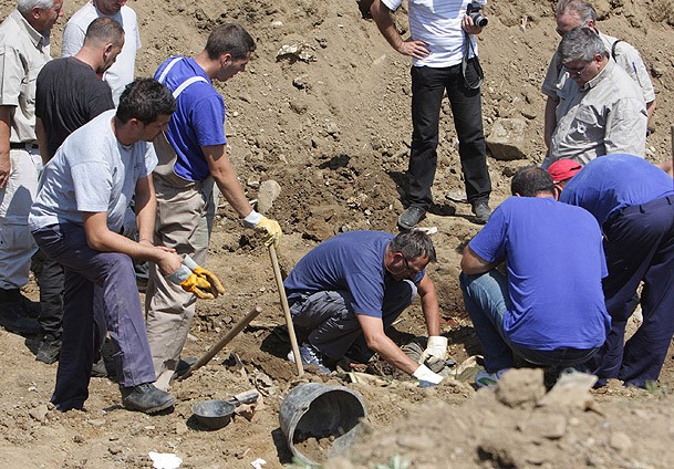 BM askerleri de toplu mezar kazmış