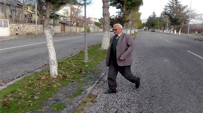 Makam aracına binmek yerine yürüyor