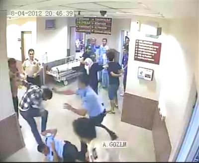 Polisin sıra dayağı kamerada!