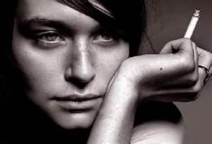Sigara kadınların sesini kalınlaştırıyor