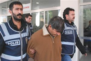 Kar maskesiyle annesini gasp etti