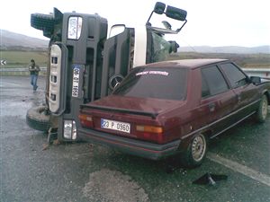 Elazığ'da aşırı hızlı beton mikseri virajı alamadı: 1 yaralı