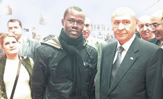 Bahçeli siyahi gençle fotoğraf paylaştı