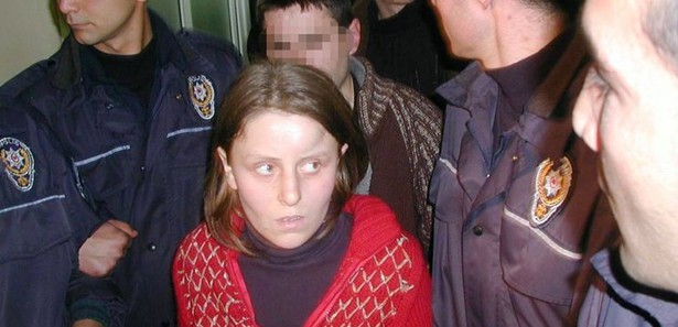 Polisin linçten kurtardığı o kadın polis öldürdü