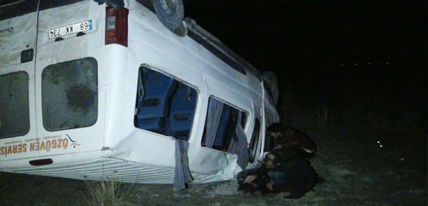 Aksaray'da minibüs devrildi : 12 yaralı