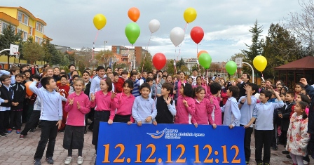 Balonlar kardeşlik için uçuruldu