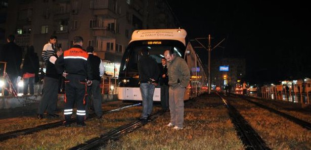 Tramvay yayayı altına aldı