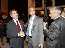 Ertuğrul Günay'a yumurtalı protesto