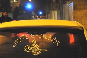 Kundaklanan araçta dikkat çeken yazı