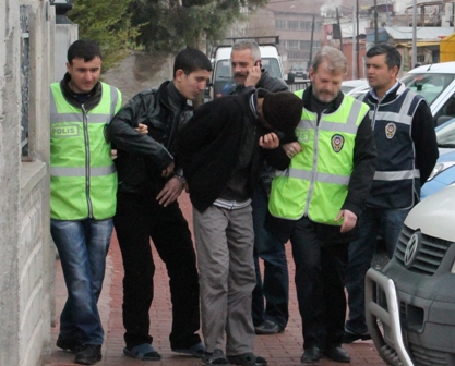 Hırsızlar polisten kaçıp camiye sığındı